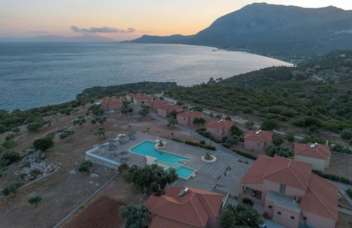 Ormos Koumeikon Apartment | Charming Hideaway with Shared Pool – Perfect for Relaxation