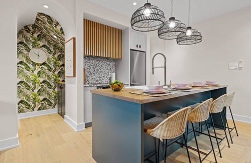Ottawa Division House | Charming Hideaway: Discover Comfort