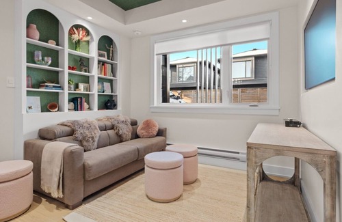 Ottawa Division House | Charming Hideaway: Discover Comfort