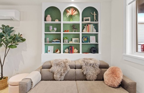 Ottawa Division House | Charming Hideaway: Discover Comfort