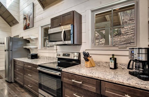 Highlands House | Charming Highlands Cottage | Hot Tub | Fireplace |