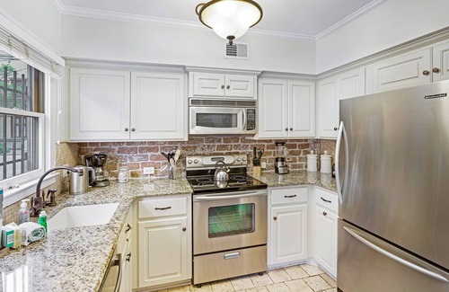 Historic Downtown Savannah House | Charming Historic Cottage One Block to Forsyth by Lucky Savannah