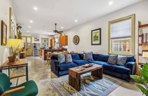 Seventh Ward House | Charming Historic House w Pool & Hot Tub 5 BR|3 BA