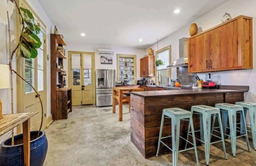 Seventh Ward House | Charming Historic House w Pool & Hot Tub 5 BR|3 BA