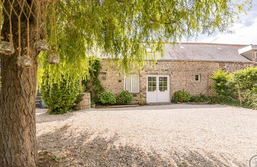 Barneville-Carteret Cottage | Charming House with Enclosed Terrace, Parking, Pets Allowed, WiFi