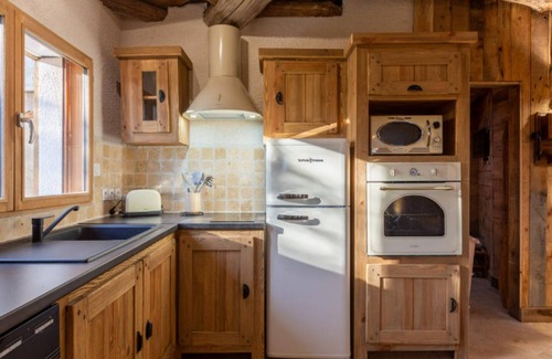 Crouy-sur-Cosson Cottage | Charming Hobbit House in Nature, Near Château de Chambord, with Modern Comforts