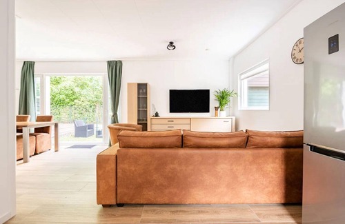 Ijsselmonde House | Charming holiday home in Poortugaal with garden