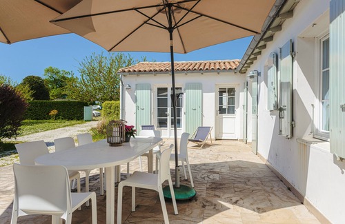 Loix House | Charming Holiday Home in Loix – Sea View, 4 Bedrooms, Terrace, Close to Beach