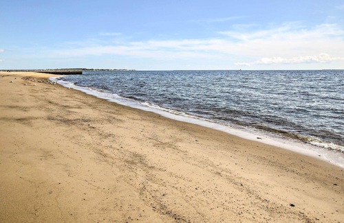 West Haven Cottage | Charming Home ~ 6 Mi to Downtown New Haven!