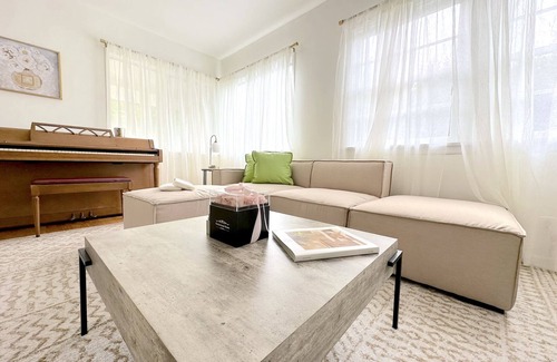 Norma Triangle House | Charming Home in Heart of WeHo Walking Distance from Coffee Shops and Bars