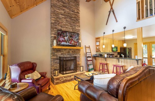 Apple Ridge Cabin | Charming Home near Downtown