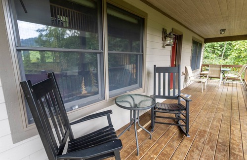 Apple Ridge Cabin | Charming Home near Downtown
