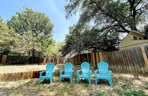 Converse House | Charming Home Near Lake, not far from Riverwalk, Shopping & SA Attractions!