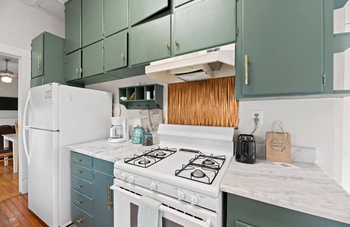 Mobile House | Charming Home Near Mardi Gras with EV Charger