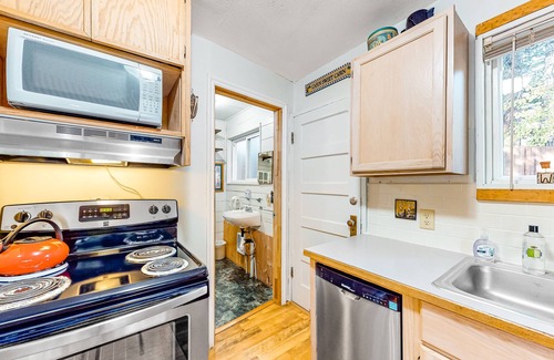 Enterprise Cabin | Charming Home Near the Lake w/Free WiFi