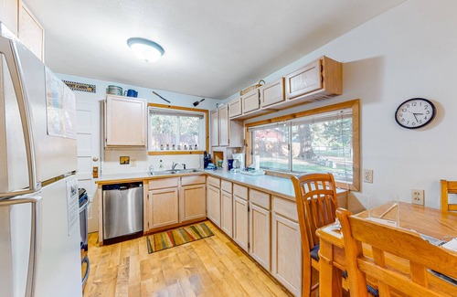 Enterprise Cabin | Charming Home Near the Lake w/Free WiFi