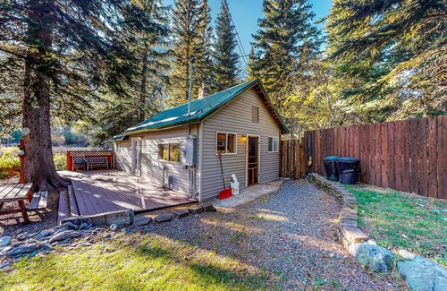 Enterprise Cabin | Charming Home Near the Lake w/Free WiFi