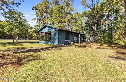 Burgaw House | Charming Home on 1 Acre – Close to Shopping and Dining
