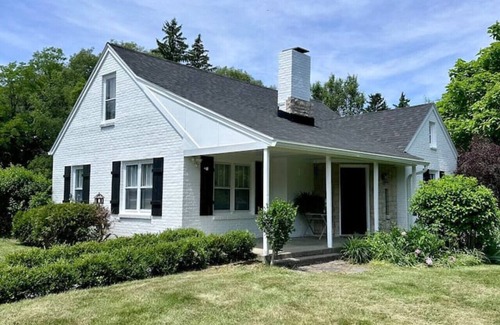 Claverack-Red Mills House | Charming home on acreage, 10 mins to Hudson