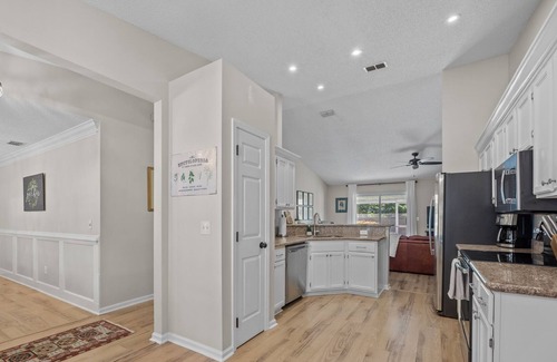 Doctors Inlet House | Charming Home/Quiet Neighborhood/Large Private Fenced Yard/Wifi