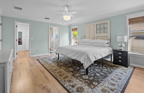 Doctors Inlet House | Charming Home/Quiet Neighborhood/Large Private Fenced Yard/Wifi