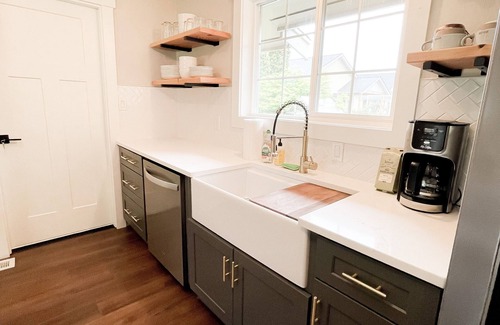 Lynden House | Charming Home Suitable for Large Families, Walk to Downtown & Beautiful Park