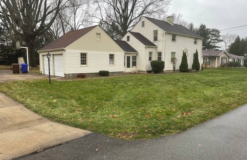 Salem Apartment | Charming Home "w" Garage & Large Walk-in Shower