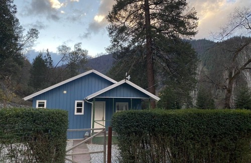 Big Bar House | Charming Home with Beautiful Mountain Views