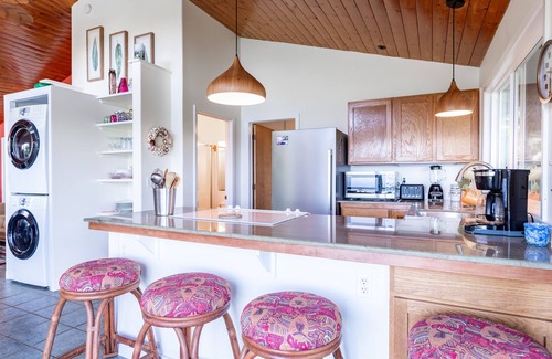Kukuihaele House | Charming home with balcony, washer/dryer & free WiFi – stunning ocean views