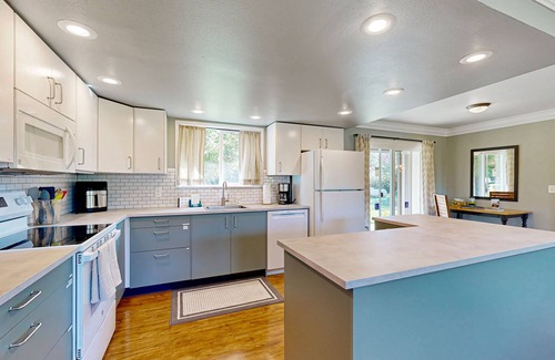 Cleone House | Charming Home with Ping-Pong and Free WiFi - Short Walk to Parks and Shops