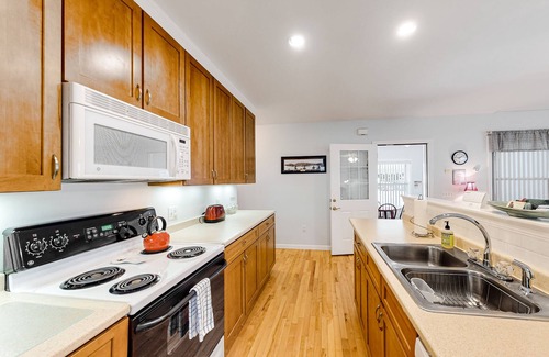 Bar Harbor Apartment | Charming home with unbeatable downtown location, AC, and private washer/dryer