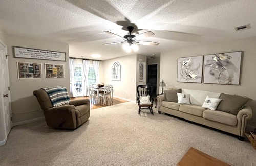 Tallassee House | Charming Honey Bee Cottage 3BR 2 Bath home with WiFi and AC in lovely Tallassee