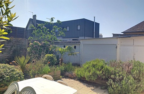 Donville-les-Bains House | Charming House: 3 Rooms, Terrace, 400m from Beach, Near Center