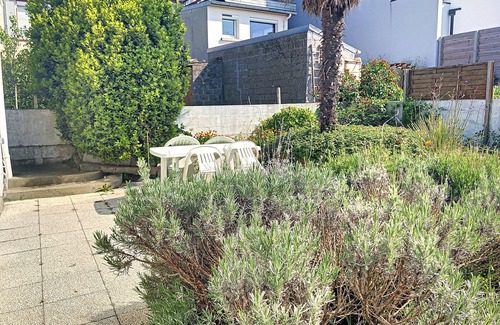 Donville-les-Bains House | Charming House: 3 Rooms, Terrace, 400m from Beach, Near Center
