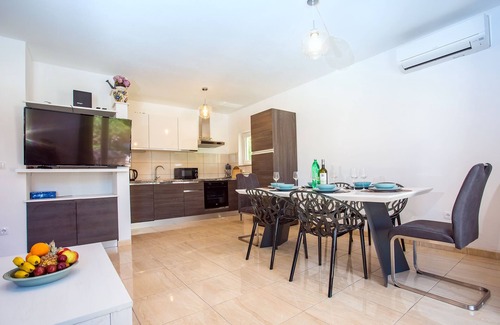 Sestanovac House | Charming house for 8 with private pool and jacuzzi.