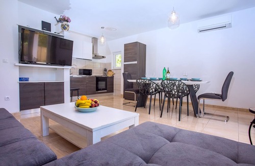 Sestanovac House | Charming house for 8 with private pool and jacuzzi.