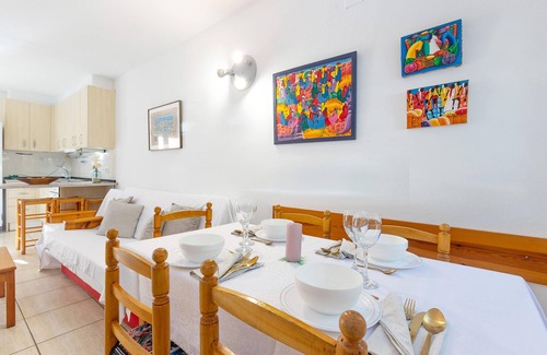 Santa Margarida Ski Chalet | Charming house for rent in Roses, Costa Brava! 1200 meters from the beach. Large terrace and community pool.