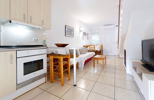 Santa Margarida Ski Chalet | Charming house for rent in Roses, Costa Brava! 1200 meters from the beach. Large terrace and community pool.