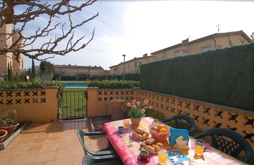 Santa Margarida Ski Chalet | Charming house for rent in Roses, Costa Brava! 1200 meters from the beach. Large terrace and community pool.