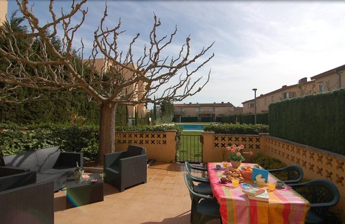 Santa Margarida Ski Chalet | Charming house for rent in Roses, Costa Brava! 1200 meters from the beach. Large terrace and community pool.