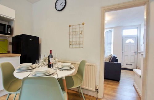 Sheffield House | Charming House Great Location Free Parking Fast Wifi Smart TV