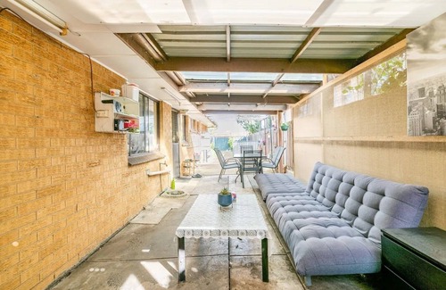 Altona Meadows House | Charming house, Walk to Station and Shopping Centre - Central to Everything!