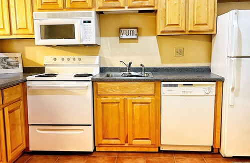 Thomas Square House | Charming house with patio near Forsyth Park
