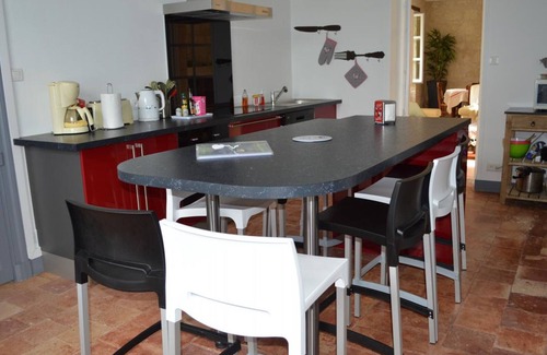 Seuilly Cottage | Charming house with private garden, fireplace and WIFI