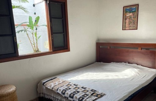 Umuarama House | Charming house with tropical garden 1500 meters from Cruzeiro beach.