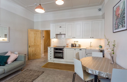 Hove Apartment | ❤ Charming Hove Apartment ☆ With Easy Parking ☆ Relax, Unwind, Enjoy ❤