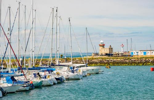 Sutton Cross Apartment | Charming Howth Marina Retreat