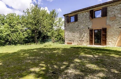 Calmazzo Apartment | Charming independent farmhouse of about 100 sqm, perfect for 4 people, structured on two levels (second floor accessible by stairs).The property is a Rustico dating back to the 19th century, completely renovated, and is located in the heart of Val Metaur