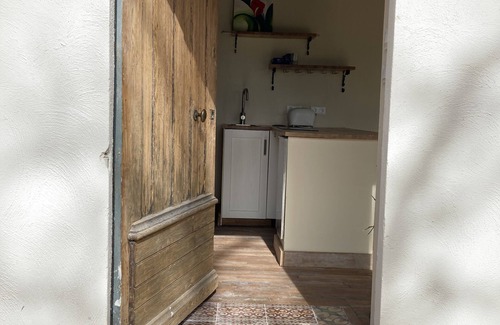 Gardanne Apartment | Charming independent studio 10 min Aix en Provence