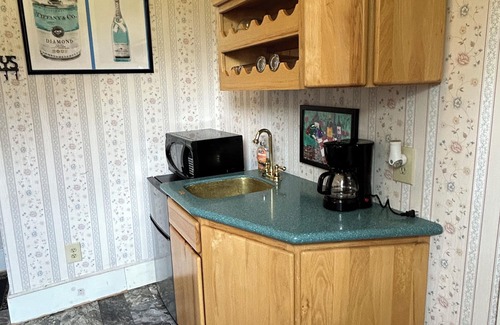 Albion Bed & Breakfast | Charming Italianate design manor offers private room and bath,private entrance